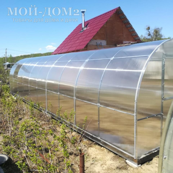 Теплица Трубная 2,5х8 метров с поликарбонатом | Мой-Дом27 | Каркас изготовлен из оцинкованной замкнутой трубы 20*20 мм.<br>
 <b>Ширина - 2,5 метра.</b>&nbsp;Высота - 2,15 метра. Длина - 8 метров.<br>
 Выдерживаемая снеговая нагрузка - 100 кг/м2. Выдерживаемая ветровая нагрузка - до 22 м/с.&nbsp;<br>
 Расстояние между дугами 1 метр.&nbsp;<b>Толщина металла дуг 1,2 мм.</b>&nbsp;Ширина двери 0,96 метра.<br>